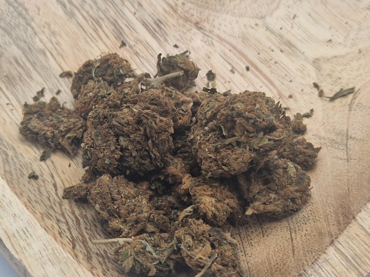 Getrocknete Russian Roulette CBD-Blüten auf Holzbrett