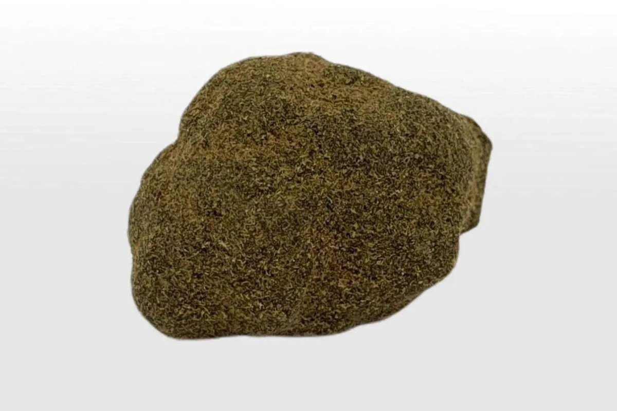 Nahaufnahme der CBD Blüten-Hasch Moonrock Textur – CBD-Blüten umhüllt mit CBD-Hasch im Bufu CBD Shop bild 2