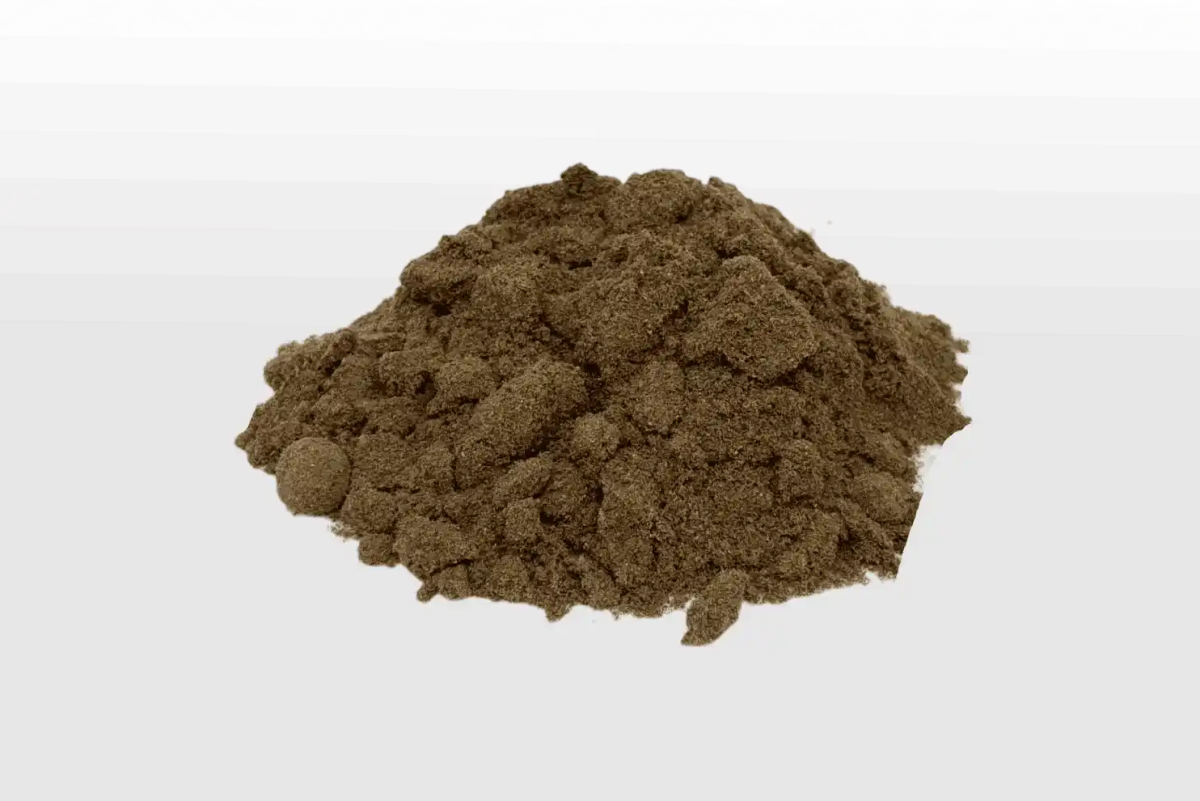 Blond Hasch CBD Blütenpollinat im Bufu CBD Shop – feines, erdiges Aroma und vielseitig einsetzbar. Produkt als Berg angerichtet