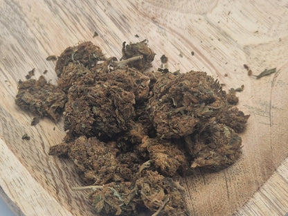 Getrocknete Russian Roulette CBD-Blüten auf Holzbrett