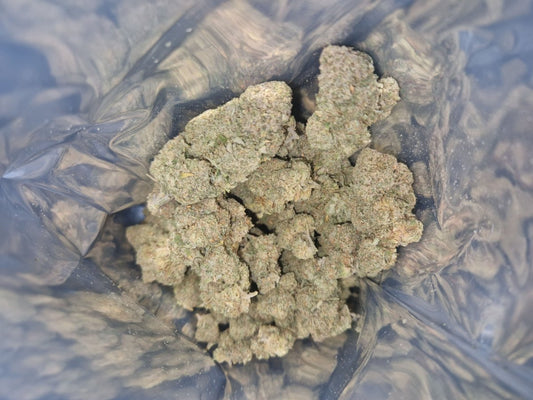 CBD-Blüten der Sorte Exotic Haze im geöffneten Beutel mit kompakten, harzreichen Buds.