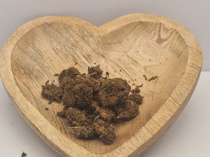 Mehrere Russian Roulette CBD-Blüten auf Holzbrett