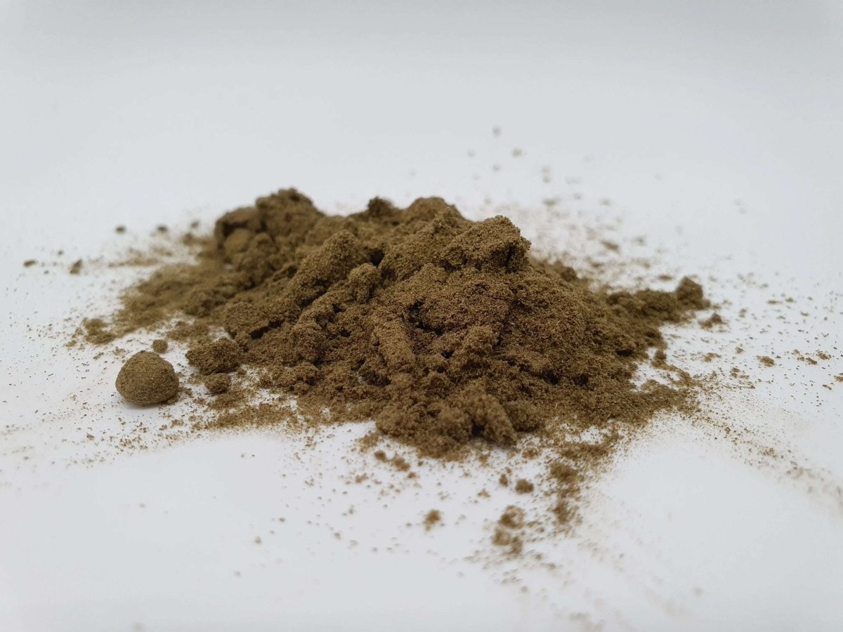 Blond Hasch CBD Blütenpollinat im Bufu CBD Shop – feines, erdiges Aroma und vielseitig einsetzbar. Produkt als Berg angerichtet